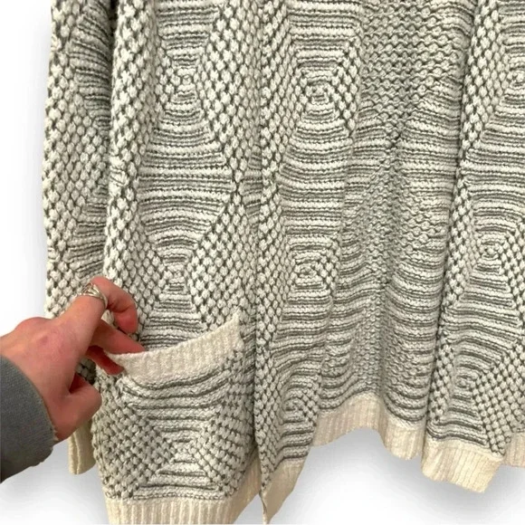 A New Day Cozy Gray and White Geometric Pattern Print Relaxed Fit Open Cardigan - Picture 8 of 16